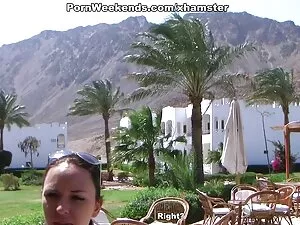 Cô gái xinh đẹp nuốt ...